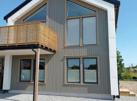 Cozy apartment in a new house in Grimstad, hotel barato en Grimstad