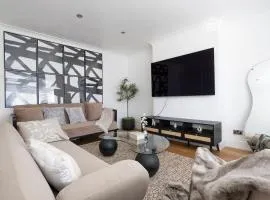 The Romford Oasis - Spacious 4 bedroom escape