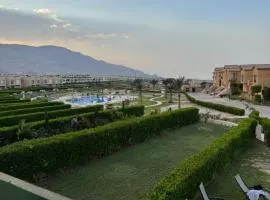 ڤيلا بجاردن في كومبوند لاڤيستا توباز العين السخنه