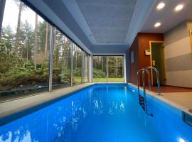 Kakumäe Raba Villa - puhkemaja basseiniga Tallinnas、タリンのホテル