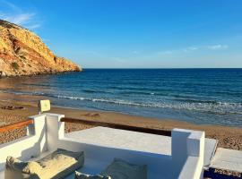 Cave Beach House Milos, hotel v destinaci Provatas