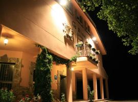 Hostal Rural los Alisos, homestay in Navalonguilla