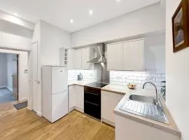 2 bedroom, newly-renovated, comfortable town centre apartment!