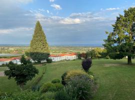 Apartment Bodenseepanorama mit wunderschönem Alpenpanorama und Indoor-Pool, hotel v destinaci Oberteuringen