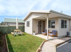 Cute Coastal 2-Bedroom Getaway, beach hotel in Ettalong Beach