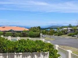 Lakewood Cottage, Cozy Lakeview Stay in Central Taupo