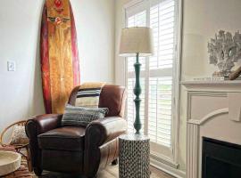 Boutique Beachside condo with easy access to beach, hotel in St. Augustine