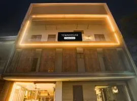 Townhouse by OYO Haibowal Chowk Near DMC