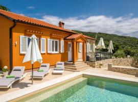 Villa Miholascica 3 in Island Cres by Villas Guide, ξενοδοχείο με υδρομασάζ σε Cres