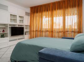 NEW - Parking - 10 min from Fiera MiRHO - sleeps 4, hotel v destinaci Baranzate
