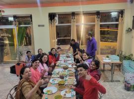 The Pine-hill Kasauli I Restaurant I Sky Deck I Manki point view I Couple friendly I Party Events、Dharampurのホテル