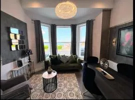 Beachside Luxury Apartment with All Rooms En-suite -Sea View- Free Parking