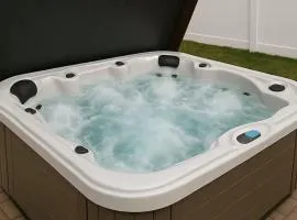 Hot Tub - Pet Friendly - Mins to Beach - Sleeps 11 - Family