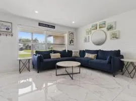 Hot Tub - Pet Friendly - Mins to Beach - Sleeps 11 - Family