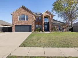 Spacious 5-bedroom villa in welcoming Burleson with WiFi, AC