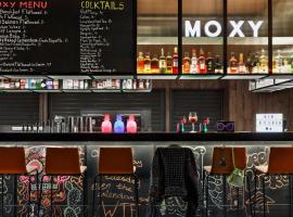 Moxy Kaunas Center – hotel w Kownie