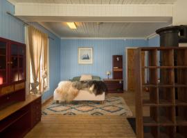 The blue room at Vevstogo - cosy with a mesmerizing view, sauna and eco living in an old school house, hotel v destinaci Løken