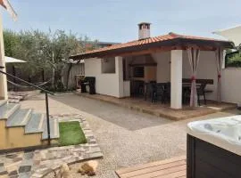 Family Apartment Vinja - privat garden - whirlpool