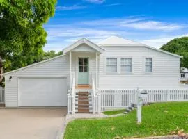 Sea Sage Cottage Family Stay by Beach & Shops