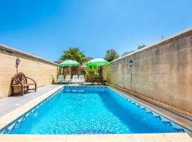 4 Bedroom Holiday Home with Private Pool, khách sạn ở Għarb