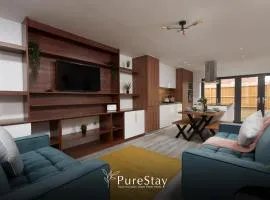 Luxury 5-Bedroom Manchester House Sleeps 9 with Private Garden by PureStay