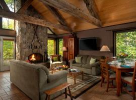 Riverfront Cabin Rental with a Private Beach on Youghiogheny River near Pittsburgh, Pennsylvania, hotel v destinaci Confluence