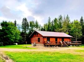 Superb Log Cabin Rental for Groups near Munising and Pictured Rocks National Lakeshore, Michigan, hotel v destinaci Shingleton