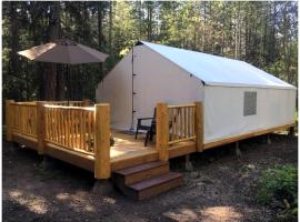 Gorgeous Luxury Tent Rental near Glacier National Park in Montana, hôtel de luxe à Outback Mobile Home Settlement