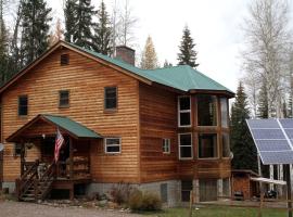 Rustic Vacation Rental with Wood-Burning Stove in Polebridge, Montana、Polebridgeのホテル