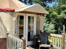 Mill Spring Glamping Yurt near Asheville, North Carolina, Hotel in Mill Spring