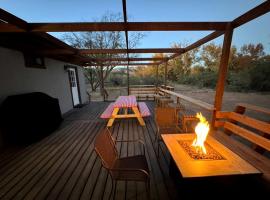 Cozy Creekside Cottage with Deck and Fire Pit in Camp Verde, Arizona, hotel v destinaci Camp Verde