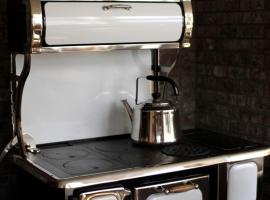 Eco-Friendly Room Rental Perfect for Couples in Polebridge, Montana、Polebridgeのホテル