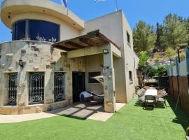 וילה "בצל התמר " מעונה - לשומרי שבת, hotel i Me‘ona