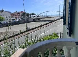 Popii al mare Appartamento in villa storica fronte mare con wifi e aria condizionata, arredamenti di pregio e giardino parcheggio a pagamento su richiesta