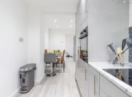 Newly Refurbed, Driveway, 4-BR House, Ensuite