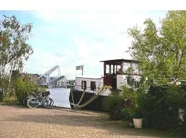 B&B Teddy "Prachtig authentiek woonschip uit 1912, 15 minuten van Amsterdam"