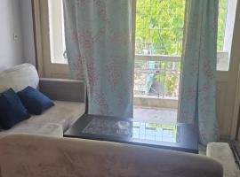 Cozy apartment in jodhpur park, kolkata, camera con cucina a Calcutta