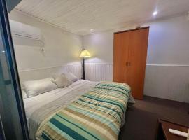 Casa en Carrasco Sur, cerca de todo、モンテビデオのコテージ