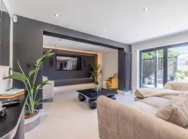 5 Bed Home Near Windsor with Garden, Parking