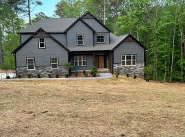 Brand New Lake Norman Home Pool & Hot Tub, hotel a Terrell