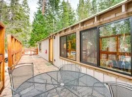 4 Mi to Lake Tahoe Cozy Cabin with Deck!