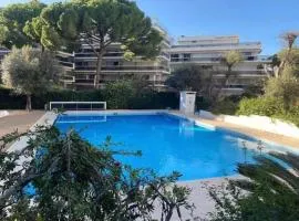 Juan les pins Tanit Le Gébal Studio Climatisé vue sur mer Piscine