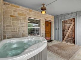 New Hot Tub, Pool, Patio, Pickleball & Cornhole, ξενοδοχείο σε Blumenthal