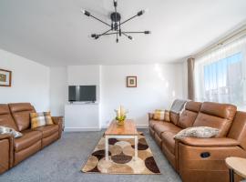 5 Bedrooms Homely House with Garden-Sleeps 11 Comfortably on 5 Double Beds, 1 Single Bed, Onsite Private Parking,Business Travellers, Contractors, & Holiday-Goers, Family Groups, Near Westfield Stratford,Excel Centre,O2 Arena,Elizabeth Line,Central London, hotel v destinaci Goodmayes