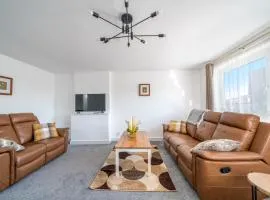 5 Bedrooms Homely House with Garden-Sleeps 11 Comfortably on 5 Double Beds, 1 Single Bed, Onsite Private Parking,Business Travellers, Contractors, & Holiday-Goers, Family Groups, Near Westfield Stratford,Excel Centre,O2 Arena,Elizabeth Line,Central London