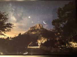 Thumbe Butte 2-br Chalet Mtn Views5min Wsky Row, hotel em Prescott