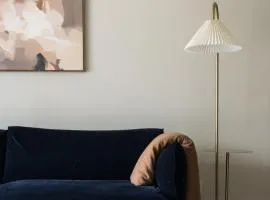Luxury Oasis Sleeps 8 King Bed Prime Location