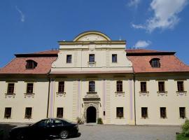 Pałac Kietlin, hotel with parking in Niemcza