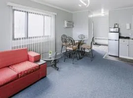 Charming Room w Private Bath Wi-Fi in Brownstown