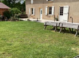 Maison Allianes, hotel con piscina a Avrilly